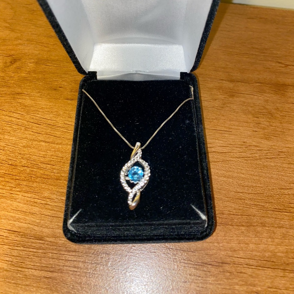 Kay Necklace with moving blue Diamond
